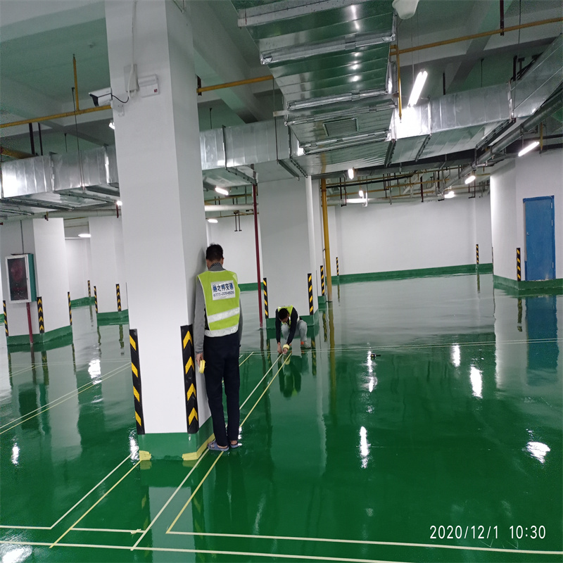 环氧树脂地坪盲目施工会导致地面分层、气泡问题(图1)